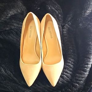 Nude pumps